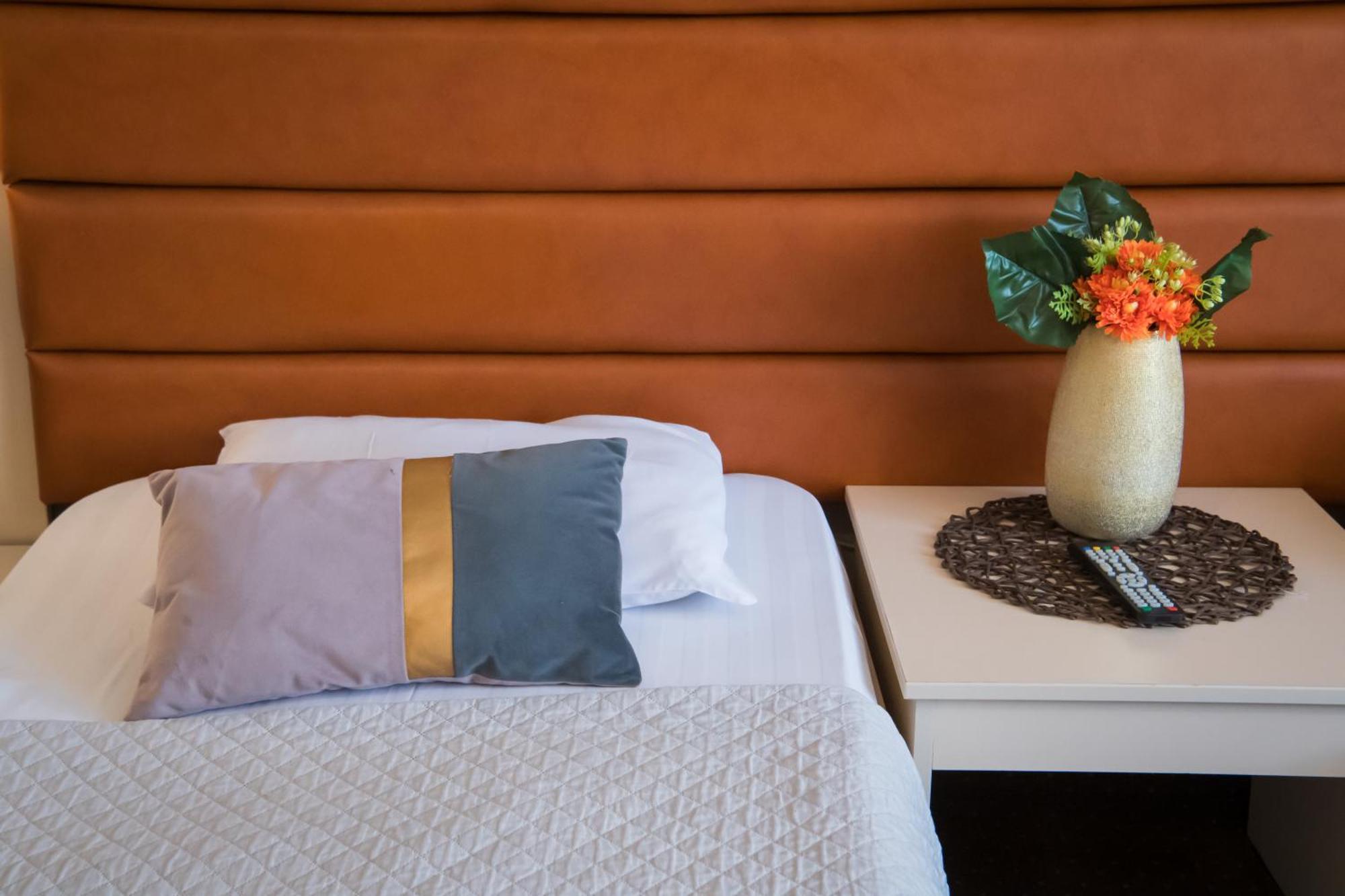 Mbi Travel Inn Craiova Bagian luar foto
