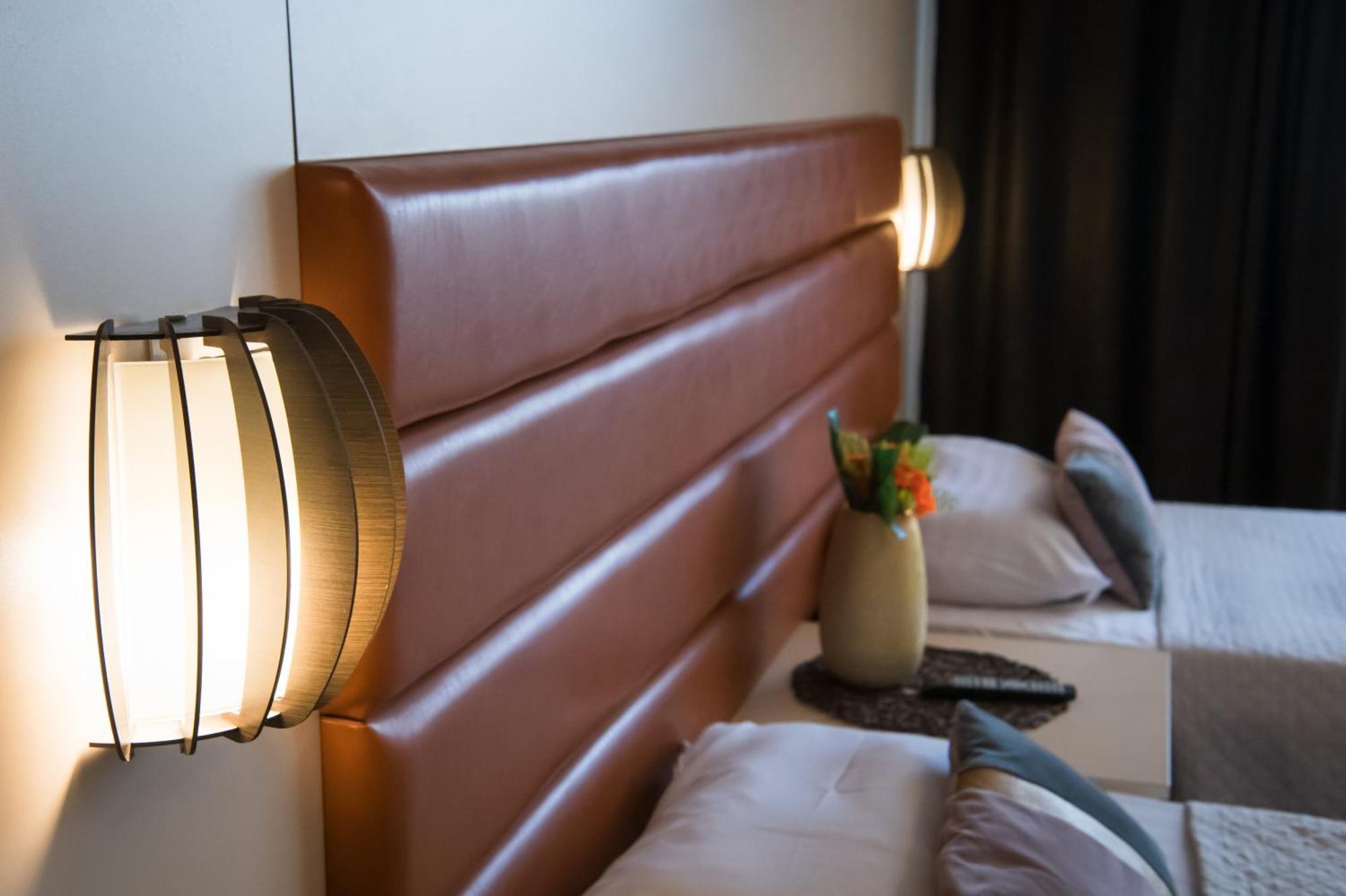 Mbi Travel Inn Craiova Bagian luar foto