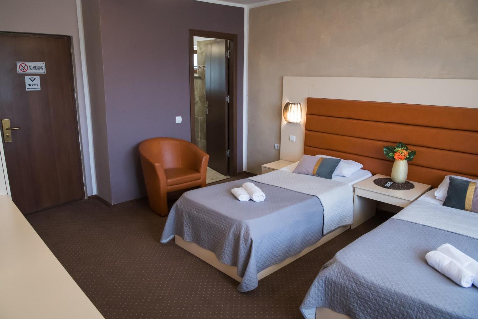 Mbi Travel Inn Craiova Bagian luar foto