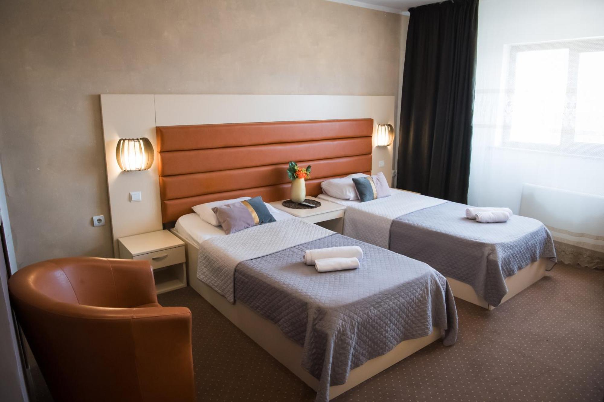 Mbi Travel Inn Craiova Bagian luar foto