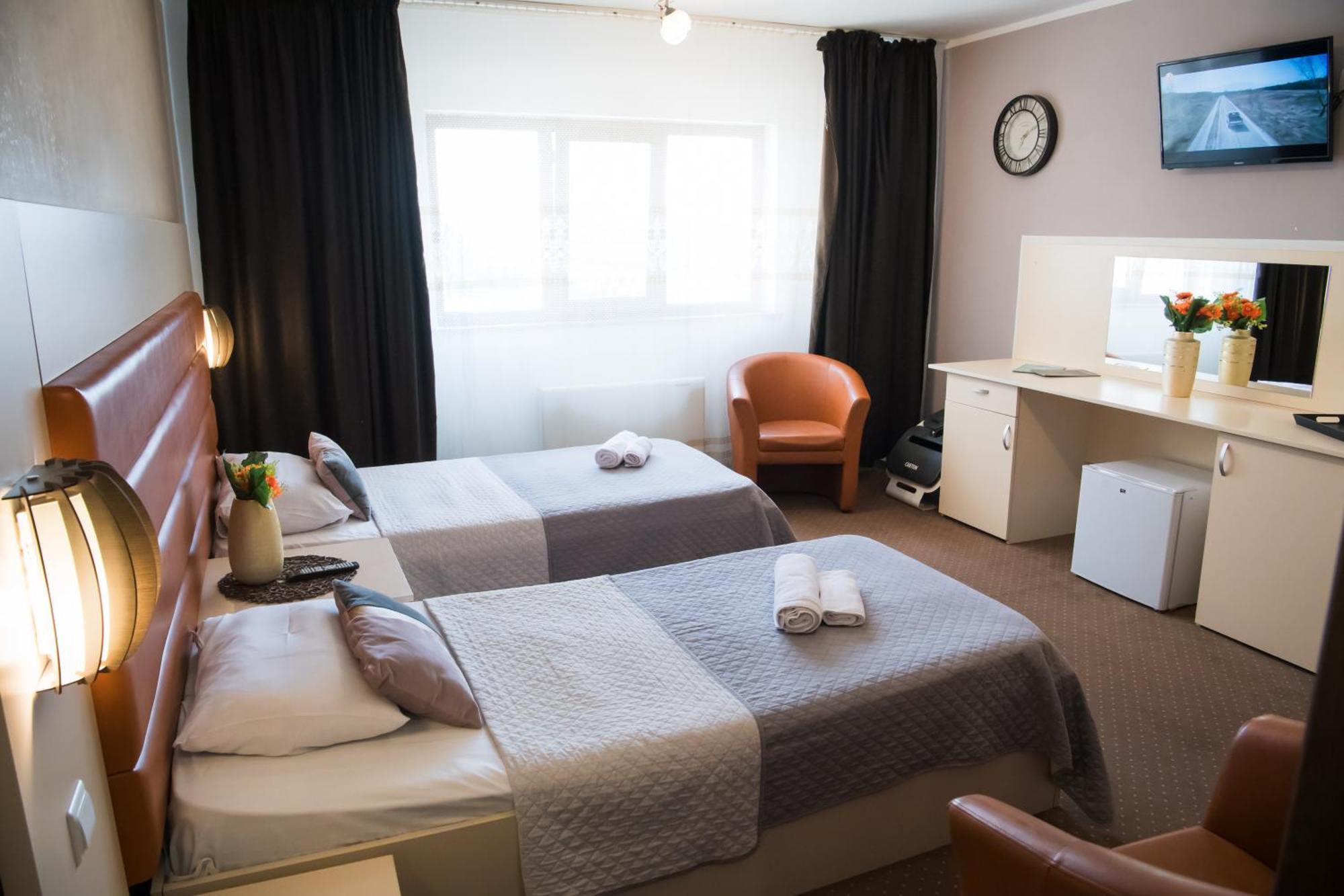 Mbi Travel Inn Craiova Bagian luar foto