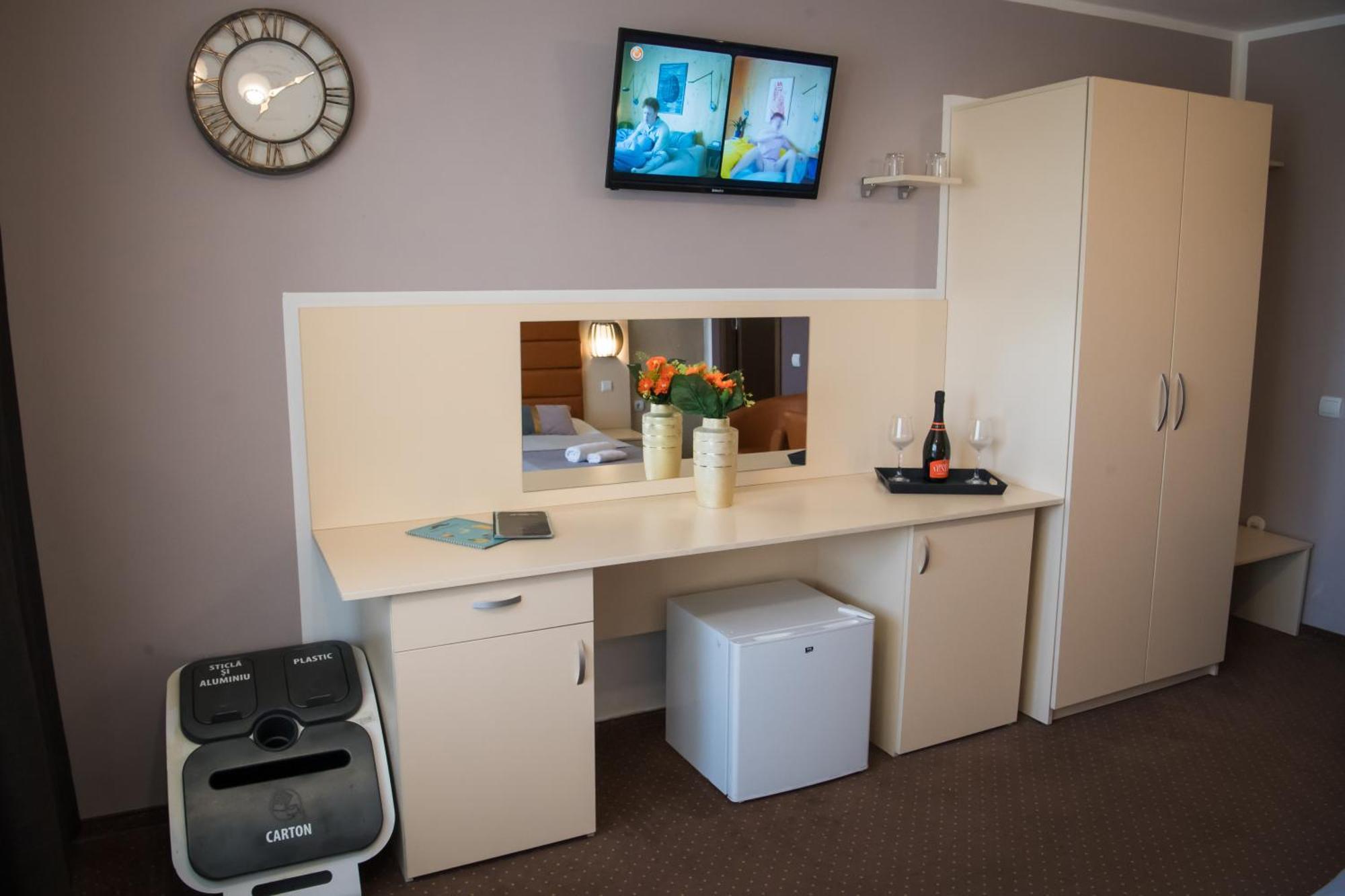 Mbi Travel Inn Craiova Bagian luar foto
