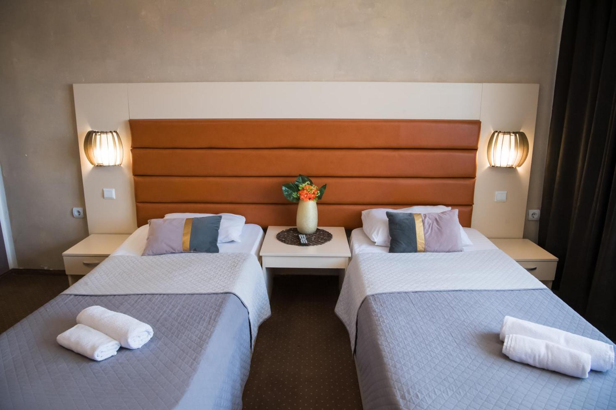 Mbi Travel Inn Craiova Bagian luar foto