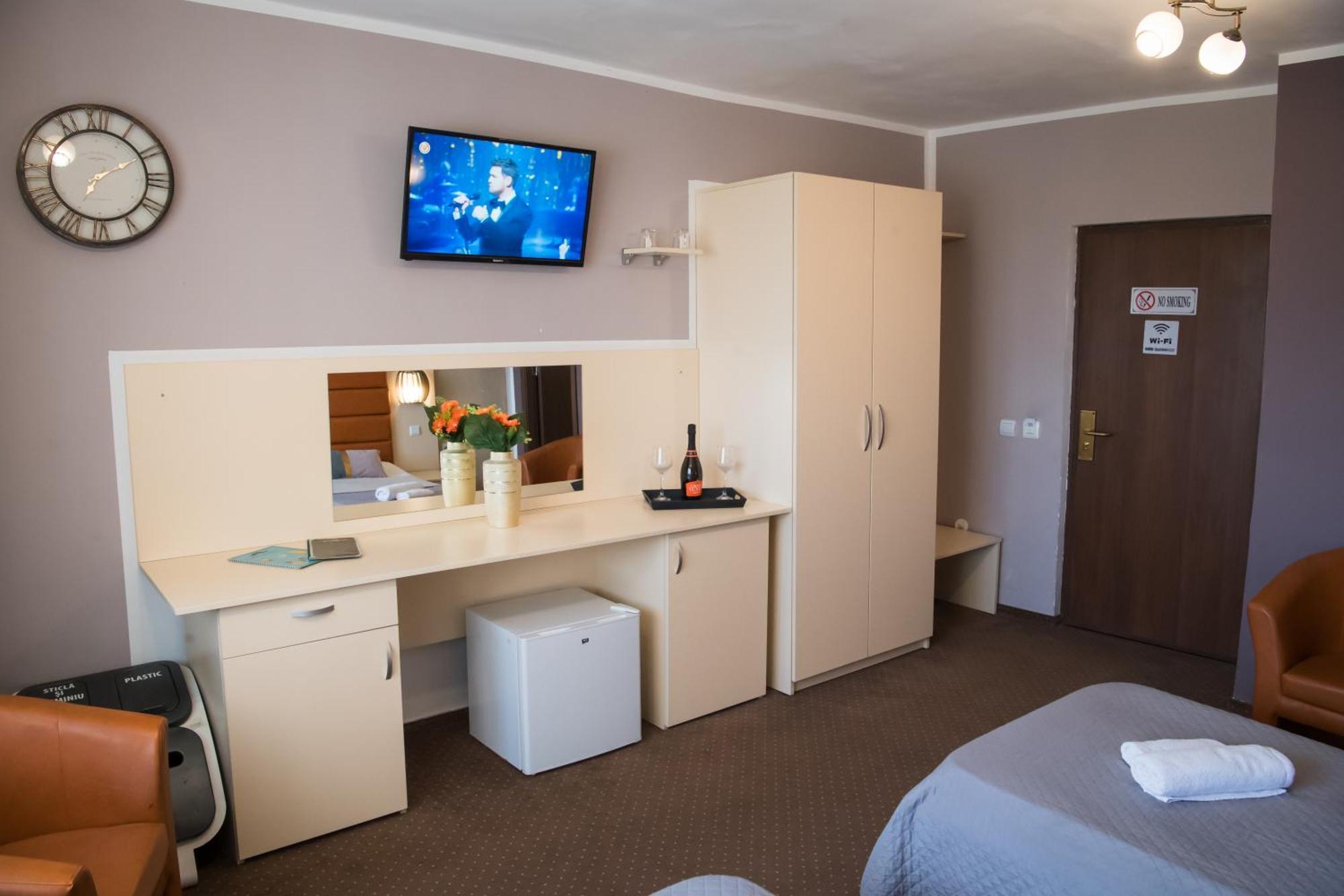 Mbi Travel Inn Craiova Bagian luar foto