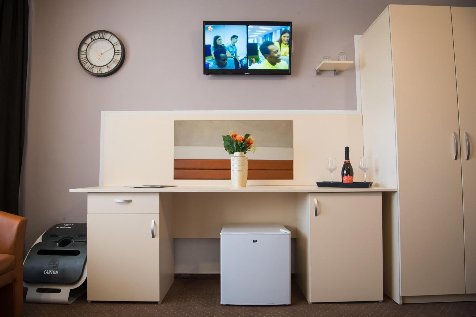 Mbi Travel Inn Craiova Bagian luar foto