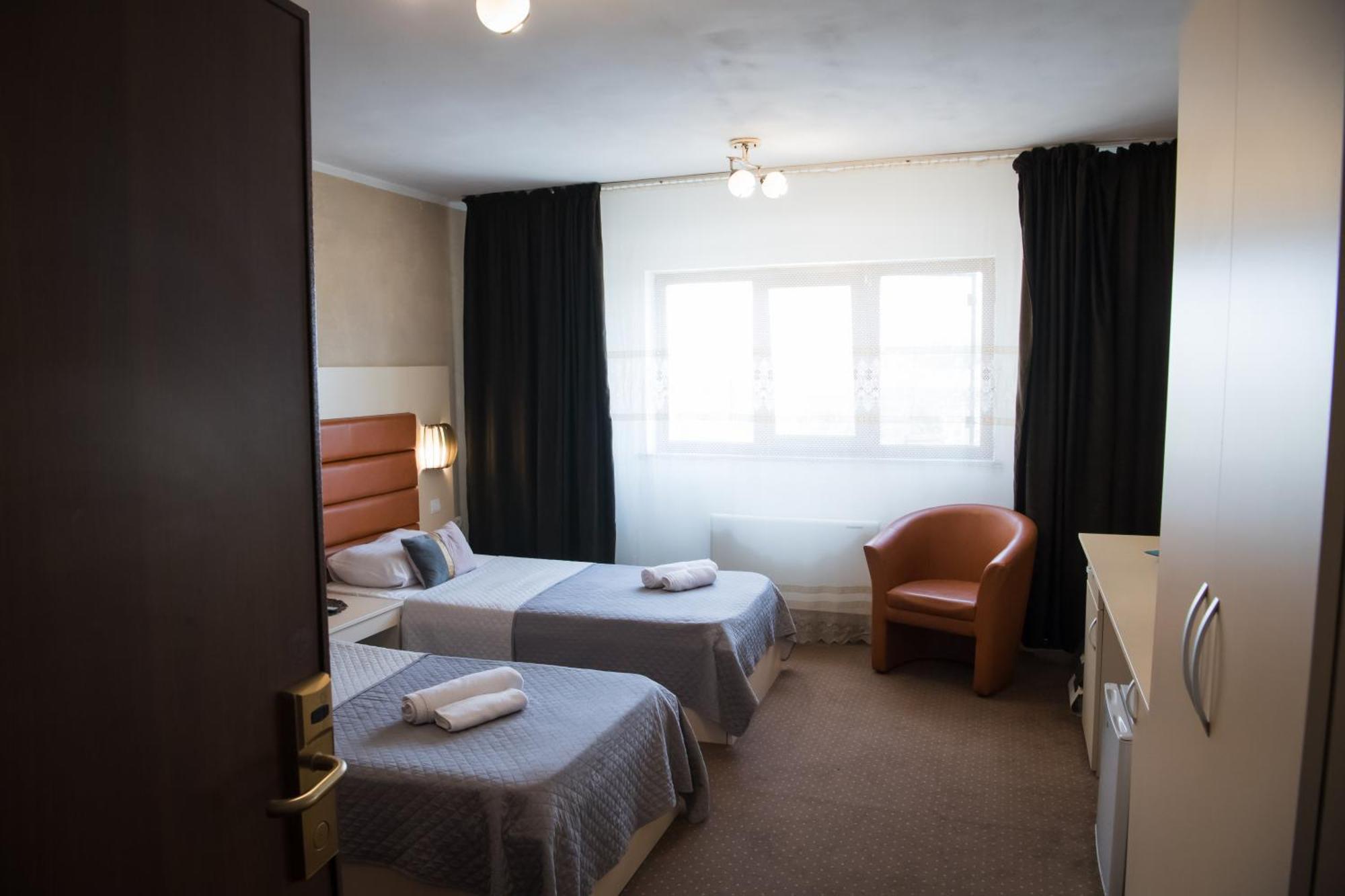 Mbi Travel Inn Craiova Bagian luar foto