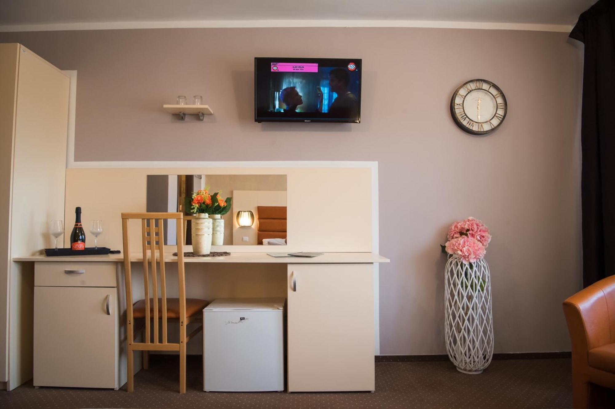Mbi Travel Inn Craiova Bagian luar foto