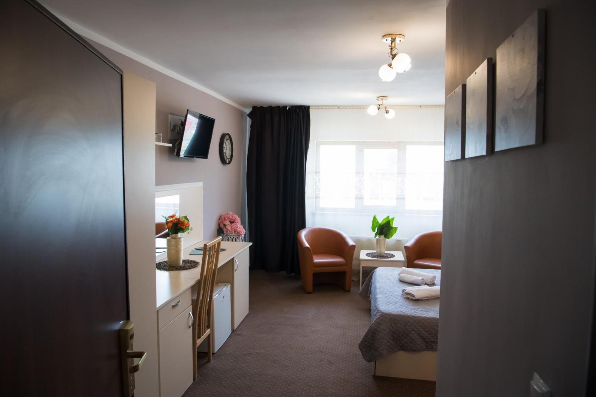Mbi Travel Inn Craiova Bagian luar foto